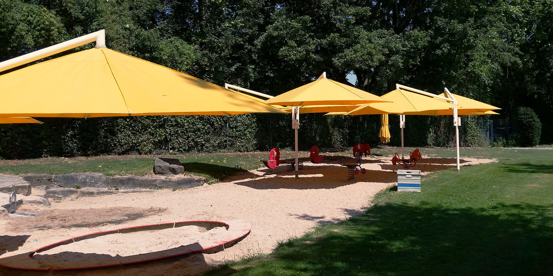 Rialto cantilever parasols for the sandbox of a kindergarten